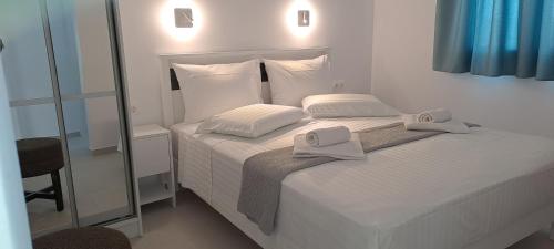 皮索利瓦迪迪纳斯公寓的卧室配有白色床和毛巾