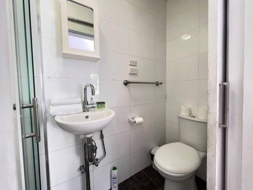 悉尼Budget 1 bedroom unit near Maroubra Beach的白色的浴室设有卫生间和水槽。
