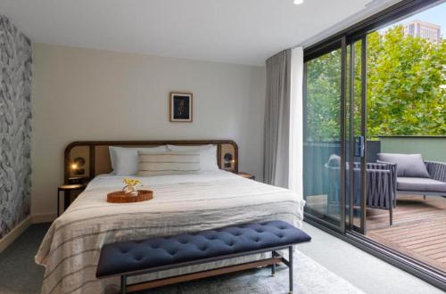 悉尼202 Elizabeth Hotel - The Oxford - Australia的一间卧室设有一张床和一个大窗户