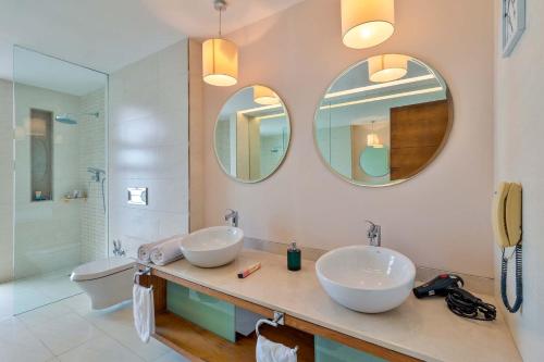 瓦斯科达伽马StayVista at Acacia Skies with Beach View & Kitchen Access的浴室设有2个水槽和2面镜子