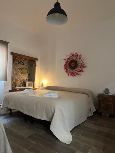 奥尔戈索洛Borgo dei Centenari的一间卧室,卧室内配有一张大床