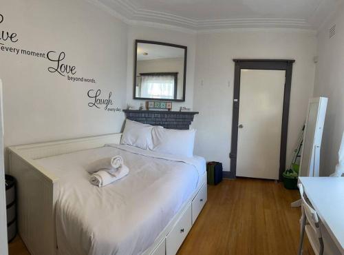 Budget 1 bedroom unit near Maroubra Beach客房内的一张或多张床位