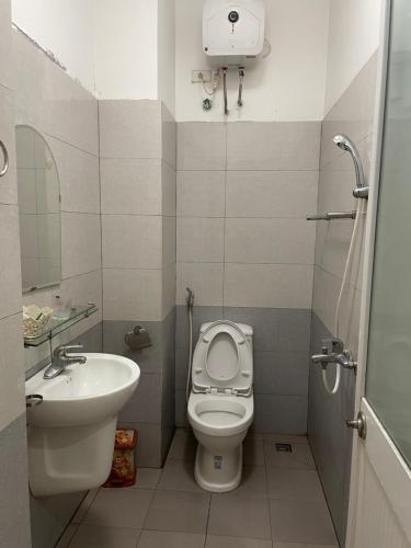 海阳Trúc Lâm hotel的一间带卫生间和水槽的小浴室