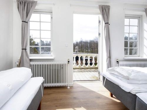 哈泽斯莱乌Holiday home Haderslev LVII的一间卧室设有两张床和大窗户