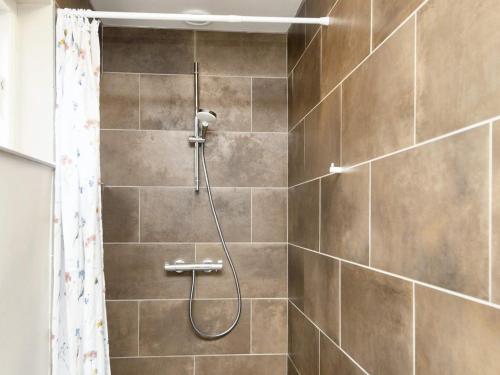 哈泽斯莱乌Holiday home Haderslev LVII的浴室内配有淋浴和头顶淋浴