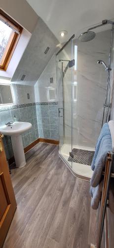 洛欣弗Caisteal Liath House的带淋浴和盥洗盆的浴室