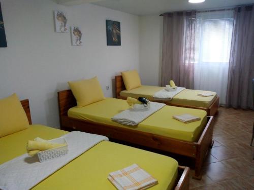诺弗多伊兰Apartmant Lidija的一间设有三张黄色床单的房间