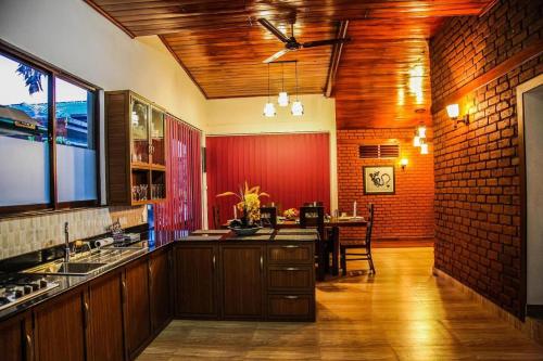 康提藤索拉宾馆的厨房配有桌子和红色的墙壁