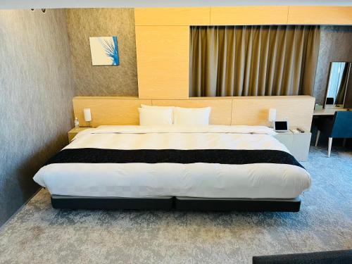 大阪Hotel Royal Classic Osaka的一间位于酒店客房内的带大床的卧室