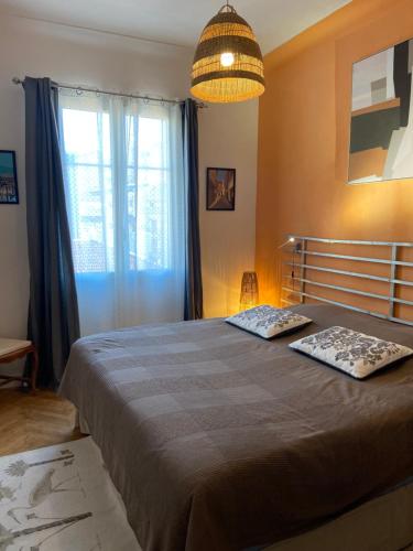 尼斯Bel appartement de 40m² à louer的一间卧室设有一张床和一个大窗户