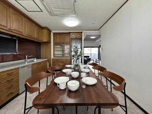 HijiyamachōLuxes - 2Br Apt for 10ppl Very Good Location的厨房配有木桌和椅子