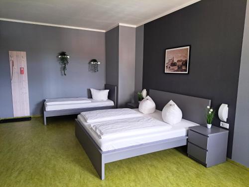 巴特迪伦贝格Hotel Altes Salzamt的一间卧室,配有两张床