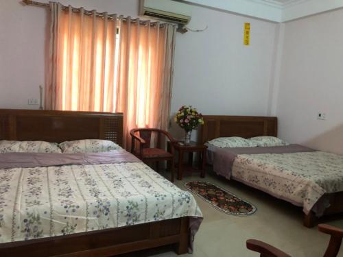 Dien Bien PhuLyLy Homestay的一间卧室设有两张床和窗户。