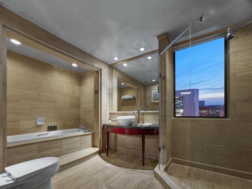 北京北京保利大厦的带浴缸、水槽和窗户的浴室