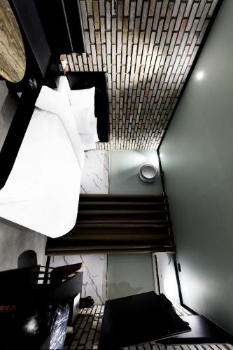 首尔Stay 25 Hotel的带床和天花板的客房