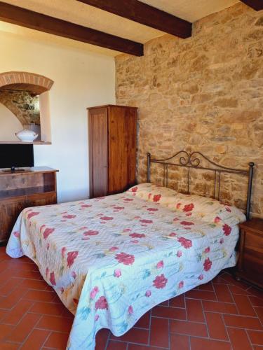 基亚恩尼Casa Amedeo的卧室配有一张石墙床