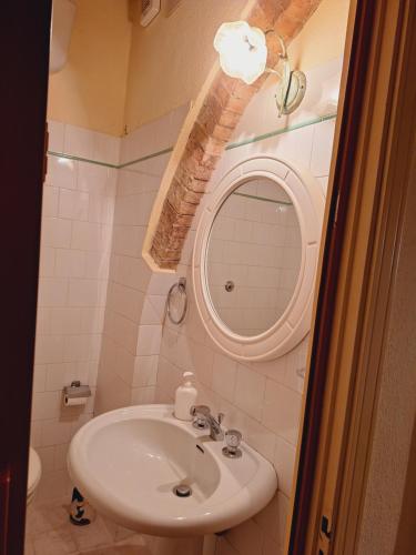 基亚恩尼Casa Amedeo的一间带水槽和镜子的浴室