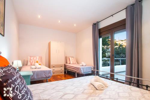 莫莱拉Villa Waterfront by Abahana Villas的一间卧室设有两张床和窗户。