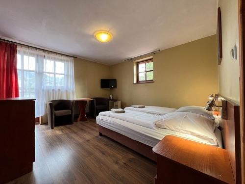 扎科帕内willa Calvados的一间卧室,卧室内配有一张大床