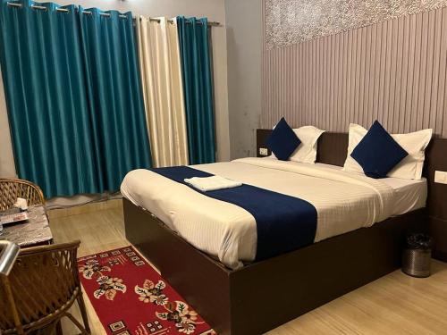 瑞诗凯诗Hotel devoy inn by namastexplorer的一间卧室配有一张带蓝色枕头的大床