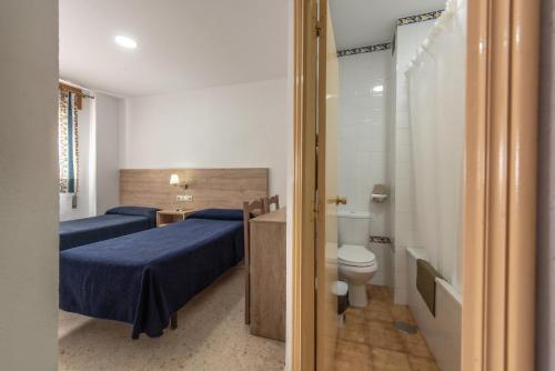 赫雷斯-德拉弗龙特拉圣安德烈斯酒店的客房设有两张床、一个卫生间和一间浴室。