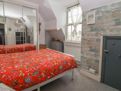 巴德利索尔特顿Stone's Throw的一间卧室配有一张红色棉被的床