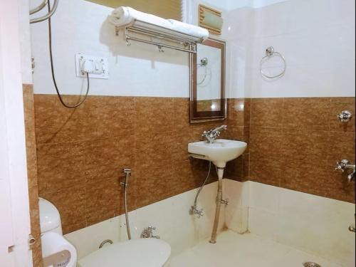 马拉里Star Rising的一间带水槽、卫生间和镜子的浴室