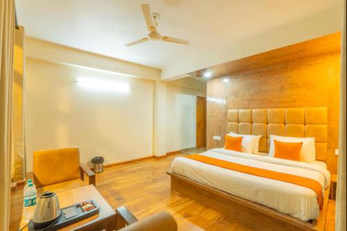 马拉里Star Rising的配有一张床和一把椅子的酒店客房