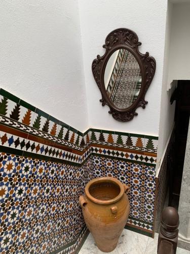 阿拉哈尔Casa Moya Villa Lujo的浴室设有镜子和墙上的花瓶
