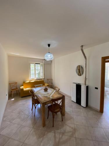 托里德欧索Villa Laurus的客厅配有桌子和沙发