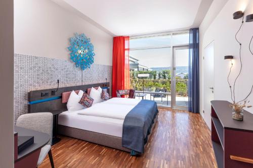 塔尔维尔塞达提斯瑞士品质酒店的一间卧室设有一张床和一个大窗户