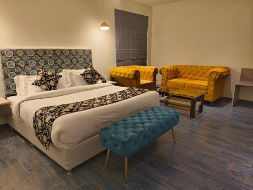 维沙卡帕特南World Inn Hotel的酒店客房设有一张大床和一张沙发。