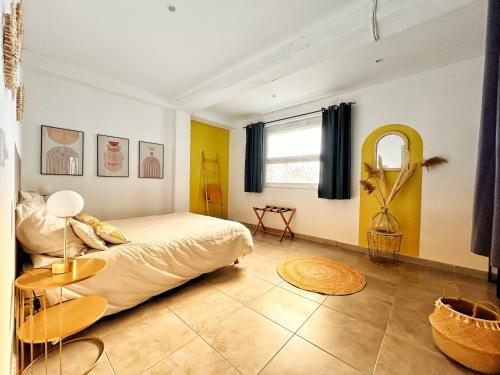 富尔克Doux Rouinet cocoon的一间卧室配有一张床、一张桌子和一面镜子