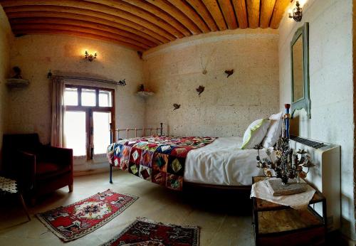 乌奇希萨尔Pigeon Hotel Cappadocia的一间带床的卧室,位于带窗户的房间内