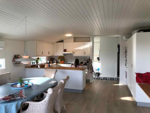 阿森斯Funen Cottage With Fantastic Sea View,的厨房以及带桌椅的用餐室。
