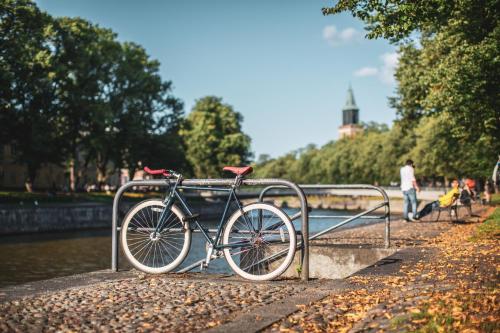 图尔库Original Sokos Hotel Kupittaa的自行车链条,在河边的轨道上