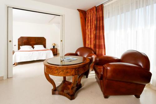圣安妮·道雷Logis L'Auberge - Maison Glenn Anna的一间卧室配有桌子、两把椅子和一张床