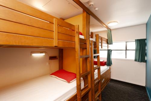 派西亚群岛湾（派西亚）哈卡山林小屋旅舍的双层床间 - 带两张双层床