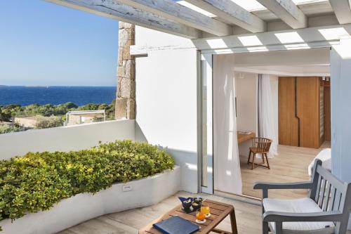 巴哈撒丁岛格兰德雷勒德努拉盖酒店的阳台配有桌子,享有海景。