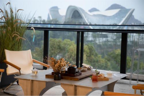 桂林中心璞云酒店(桂林两江四湖象鼻山公园店)的大窗户前的桌椅