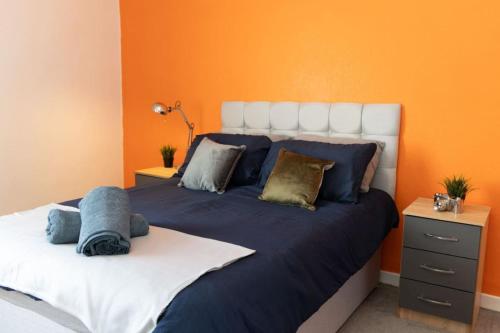 圣海伦斯Shelen View的一间卧室配有一张带橙色墙壁的大床