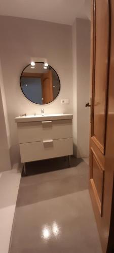 滨海罗克塔斯Apartamento ROQUETAS DE MAR MUY CERCA PLAYA的一间带水槽和镜子的浴室