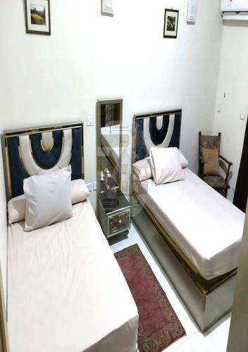 阿莱曼فيلا رائعه في الساحل الشمالي مارينا 6 اطلاله بحر的一间卧室配有两张床和镜子
