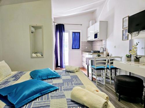 巴什卡沃达Guest House Antonia的一间小房间,配有两张床和厨房