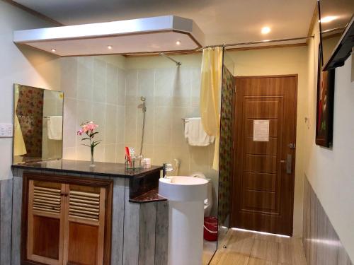 Củ ChiKhang Bảo Viên的一间带水槽和淋浴的浴室
