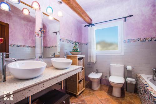 莫莱拉Villa Tuvalu by Abahana Villas的粉红色的浴室设有两个盥洗盆和一个卫生间