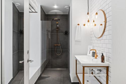 哥本哈根亚瑟库隆酒店的带淋浴和盥洗盆的浴室
