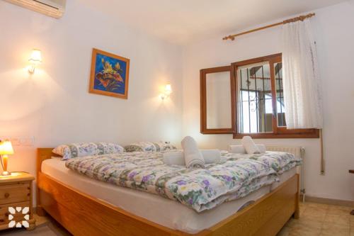 卡尔佩Villa Nani by Abahana Villas的一间卧室配有一张带两把椅子和镜子的床