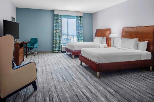 查尔斯顿Hilton Garden Inn Charleston / Mt. Pleasant的酒店客房配有两张床和一张书桌