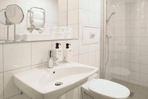 马尔默马尔默市斯堪迪克酒店的白色的浴室设有水槽和卫生间。
